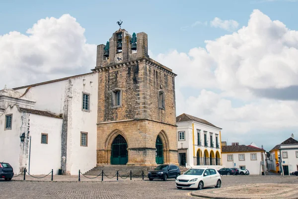 ポルトガル ファロ市の下町にある の歴史的な教会の景色 — ストック写真