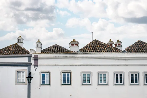 Typické Portugalské Střechy Červenými Dlaždicemi Komíny Natřené Bílou — Stock fotografie