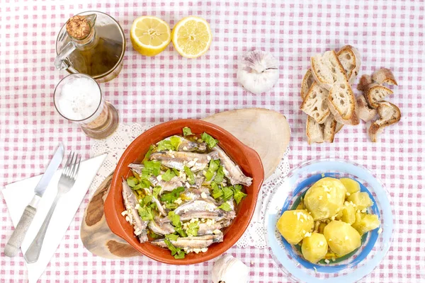 传统的葡萄牙大西洋马鲭鱼餐 配上大蒜 橄榄油和土豆 — 图库照片