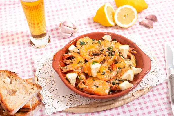 味道鲜美的葡萄牙餐 配上油炸虾仁 配上大蒜 橄榄油和欧芹 再配上烤面包 — 图库照片