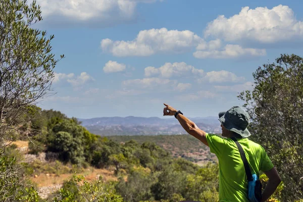 Escursionista Che Indica Paesaggio Rurale Sulla Regione Dell Algarve Portogallo — Foto Stock
