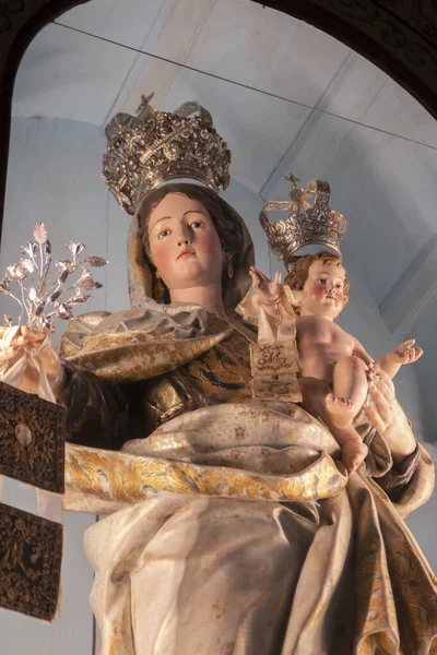 Закрытие Девственницы Детской Красивой Религиозной Статуи — стоковое фото