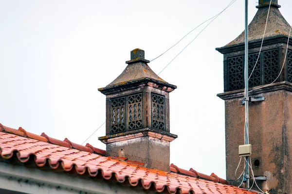 Vista Dos Típicos Telhados Casas Portuguesas Com Antigas Chaminés Antenas — Fotografia de Stock