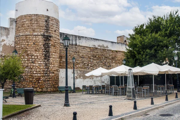 Castelo Parede Velha Cidade Faro Com Cadeiras Restaurante Guarda Chuvas — Fotografia de Stock