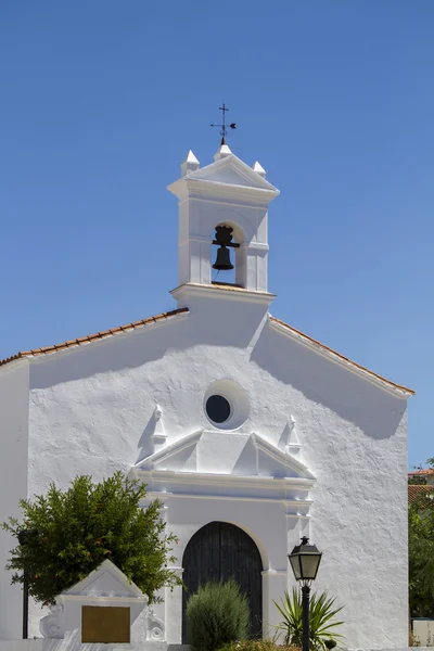 På nära håll beskåda av en kristen kyrka — Stockfoto