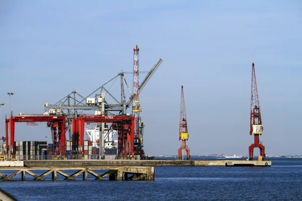 Van Lissabon commerciële haven lading kranen — Stockfoto