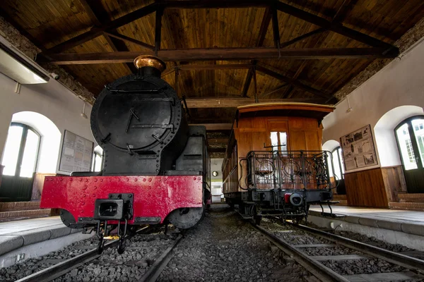 Stará parní vlak uvnitř muzeum — Stock fotografie