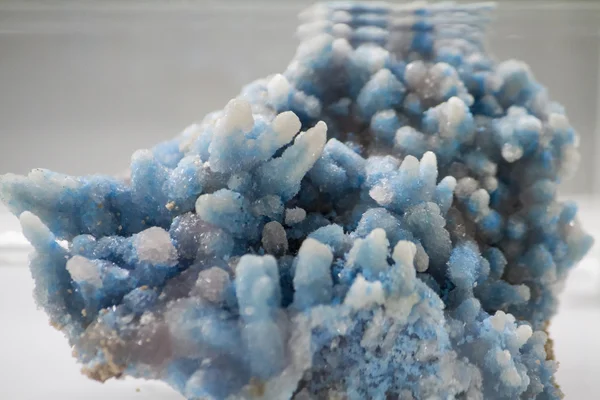 Hermoso azul y blanco Rhomboclasa mineral . — Foto de Stock