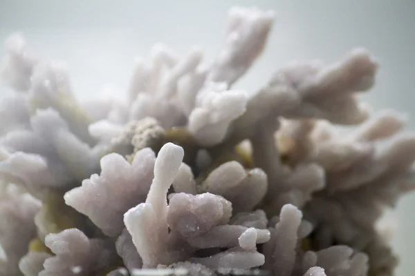 Roze, witte Rhomboclase mineral — Stockfoto