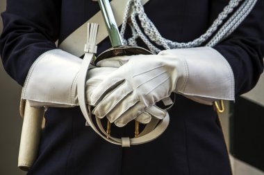 Polis üniforma eller eldiven ile koruma
