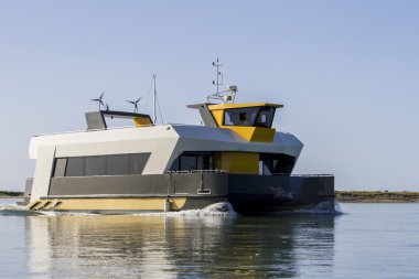 Küçük kare yolcu teknesi