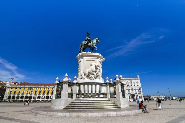 Beroemde standbeeld van D. Jose ik gevestigd in het Commerce plaza over Lissabon — Stockfoto