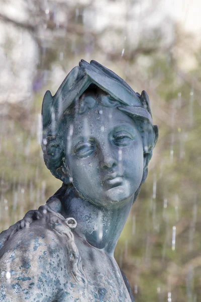 Статуи фонтана на площади Россио — стоковое фото