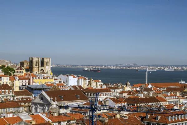 Bella zona del centro di Lisbona con punto di riferimento Chiesa di Se — Foto Stock