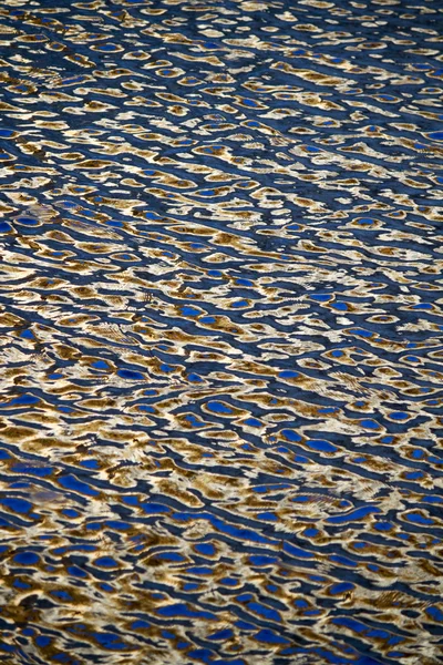 Texture di acqua dorata . — Foto Stock