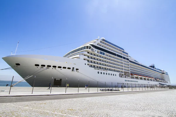 Большой круизный лайнер причалил в Лиссабоне, Португалия — стоковое фото