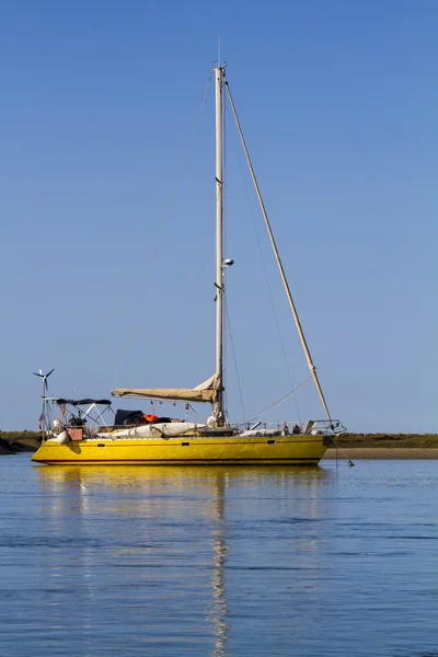 Рекреационная яхта на воде — стоковое фото