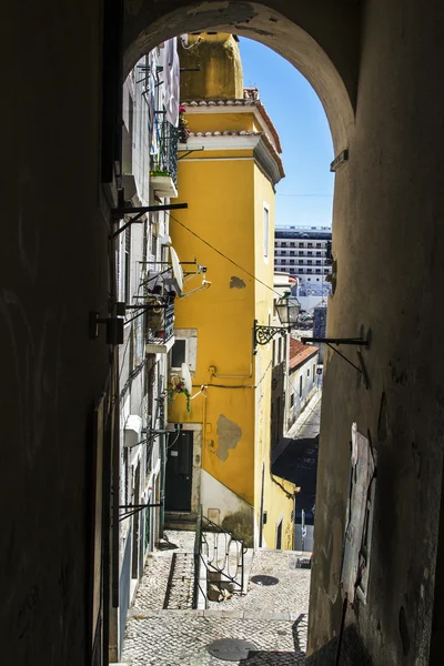 Typical narrow building architecture of Lisbon, Portugal — Stock Photo, Image