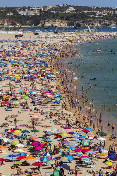 Толпа на пляже
