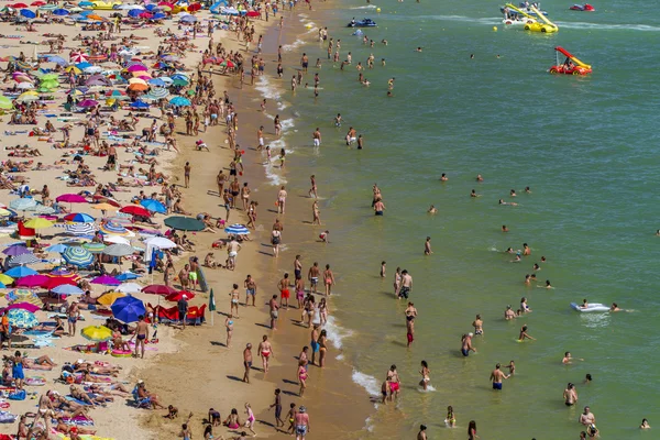 Drukke strand — Stockfoto