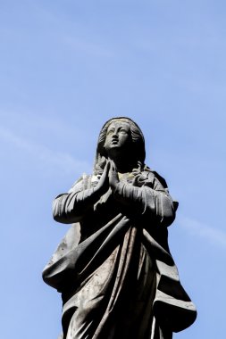 Bir mezar taşı bölümünden