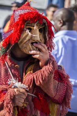 Kostüm ve geleneksel maskeler geçidi