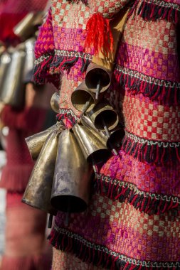 Kostüm ve geleneksel maskeler geçidi