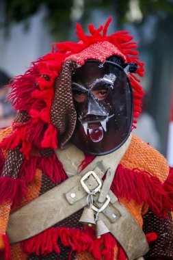 Kostüm ve geleneksel maskeler geçidi