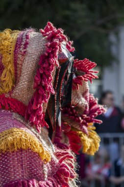 Kostüm ve geleneksel maskeler geçidi