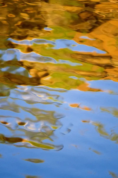 Textur des goldenen Wassers. — Stockfoto