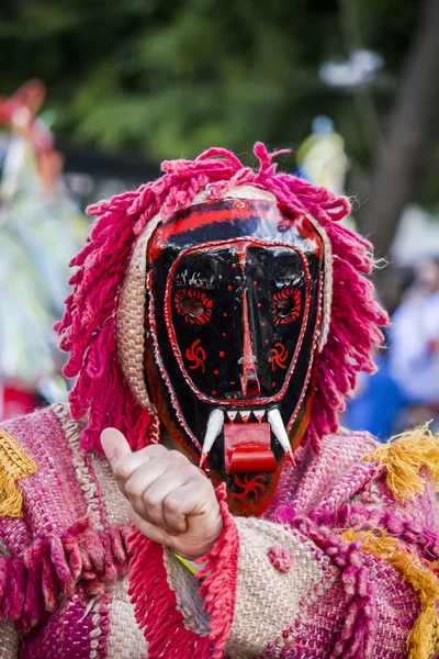 Desfile de disfraces y máscaras tradicionales — Foto de Stock