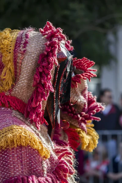 Parad av kostymer och traditionella masker — Stockfoto