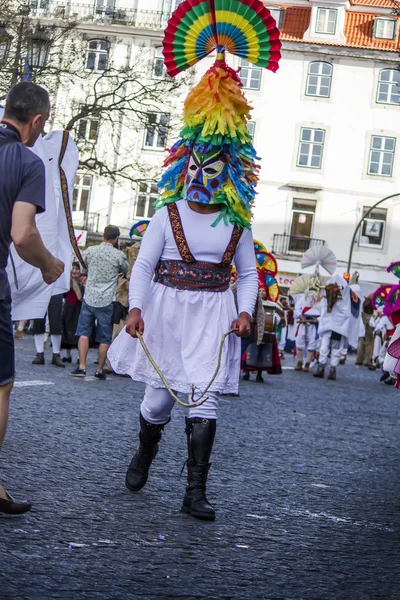 Desfile de trajes e máscaras tradicionais — Fotografia de Stock