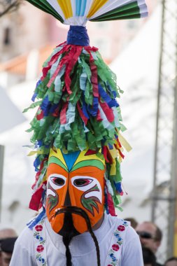 Kostüm ve geleneksel maskeler geçidi