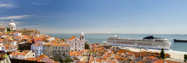 Большой круизный корабль причалил в Лиссабоне, Португалия — стоковое фото