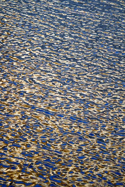 Texture di acqua dorata . — Foto Stock
