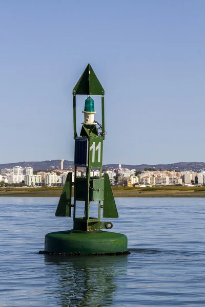 Galleggiante boa di navigazione verde sul mare — Foto Stock