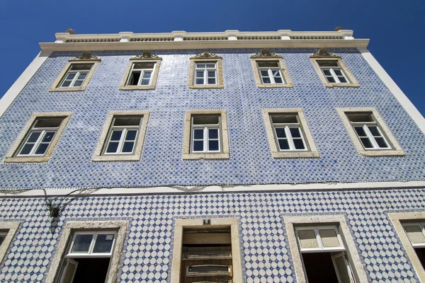 Typowych portugalskich domów znajduje się w obszarze miasta Lizbona, Portugalia — Zdjęcie stockowe