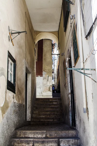Típicas calles estrechas y enrevesadas con escalones de Lisboa, Portugal . —  Fotos de Stock