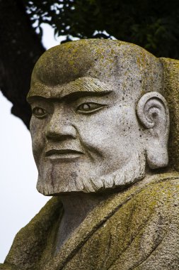 Buda heykeli üzerinde bir park.