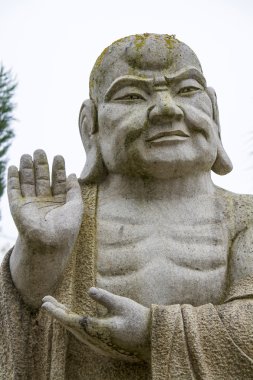 Buda heykeli üzerinde bir park.