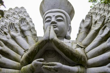 Buda heykeli üzerinde bir park.