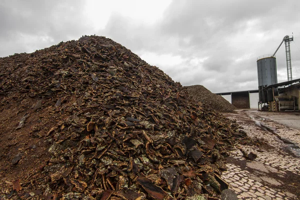 Fábrica de transformação de cortiça . — Fotografia de Stock