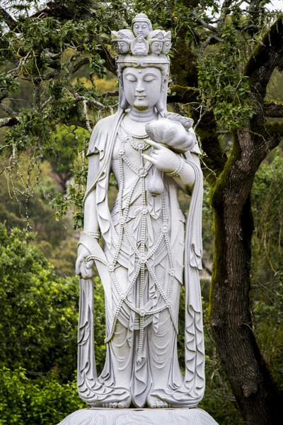 Όμορφο άγαλμα του Βούδα σε ένα πάρκο — Φωτογραφία Αρχείου