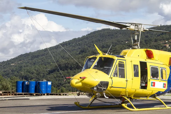 Tűzoltó helikopter parkolt — Stock Fotó