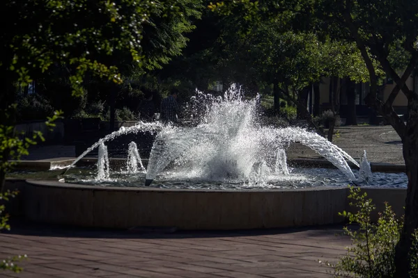 Tipico parco urbano fontana d'acqua — Foto Stock