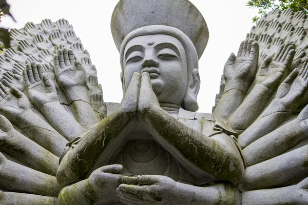 Boeddha standbeeld op een park. — Stockfoto