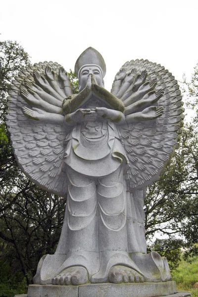 Boeddha standbeeld op een park. — Stockfoto