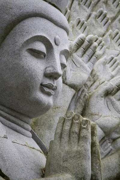 Boeddha standbeeld op een park. — Stockfoto