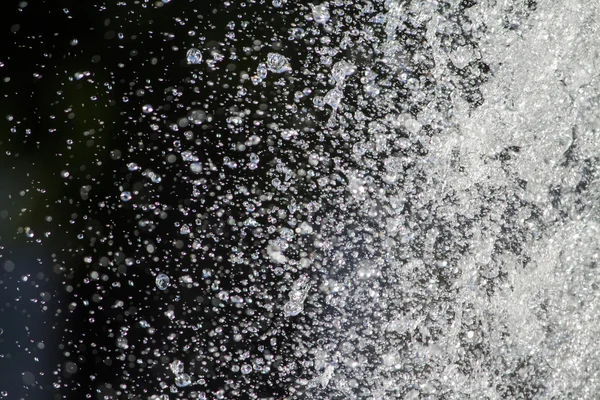 Explosão de muitas gotas de água minúsculas . — Fotografia de Stock